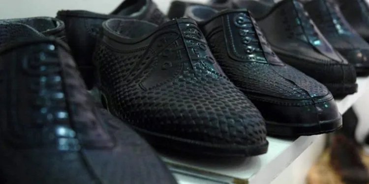 Çiftçiler kara lastik ayakkabılardan vazgeçmiyor