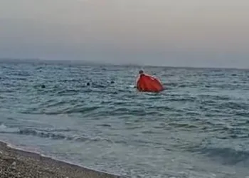 Antalya’da tatilci ailenin teknesi battı