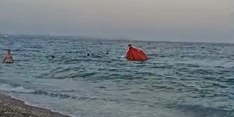 Antalya’da tatilci ailenin teknesi battı