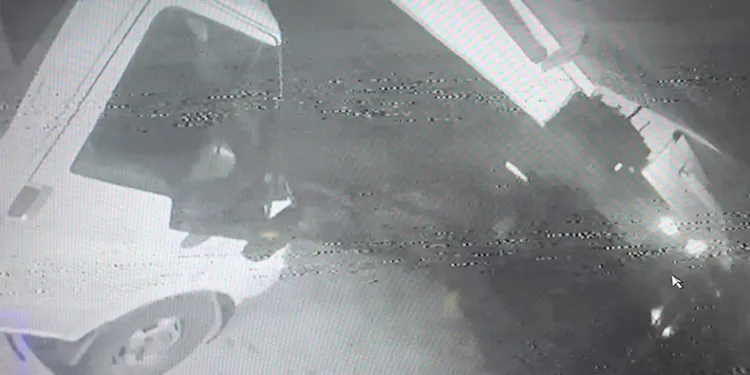 Hurdaya dönen araçtan sağ çıktılar