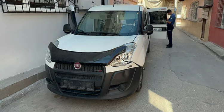 Park halinde bekleyen araçtan çıkanlar polisi bile şaşırttı