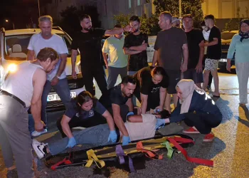 Motosikletin hafif ticari araçla çarpıştı