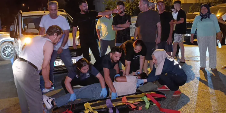 Motosikletin hafif ticari araçla çarpıştı