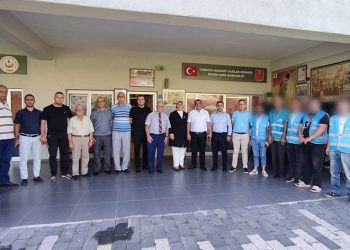 Şehitliği temizlediler, gazileri ziyaret ettiler