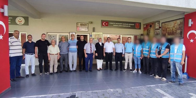 Şehitliği temizlediler, gazileri ziyaret ettiler