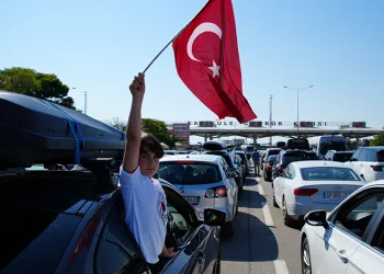 Ülkeden ayrılan gurbetçi gözyaşları döktü