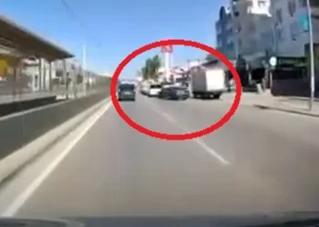 Makas atarken, bariyere çarptı