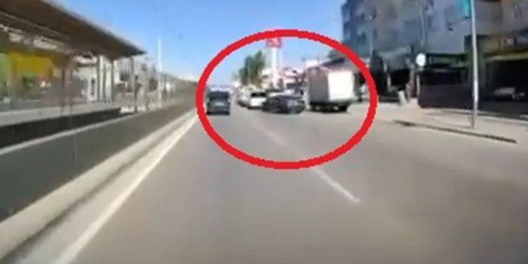 Makas atarken, bariyere çarptı