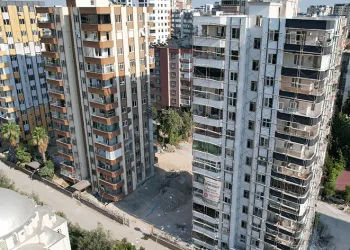 Adana’da orta hasarlı binalarda yıkım işlemi sürüyor