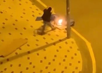 Gece vakti caddenin ortasında ateş yaktı, polise yakalandı