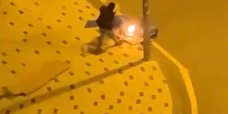 Gece vakti caddenin ortasında ateş yaktı, polise yakalandı