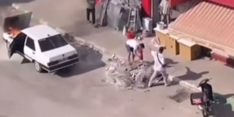 Seyir halindeki otomobil alev aldı