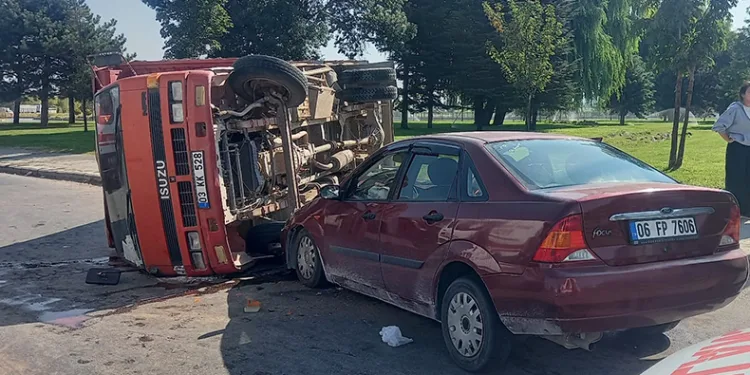 Otomobille kamyon çarpıştı: 6 yaralı