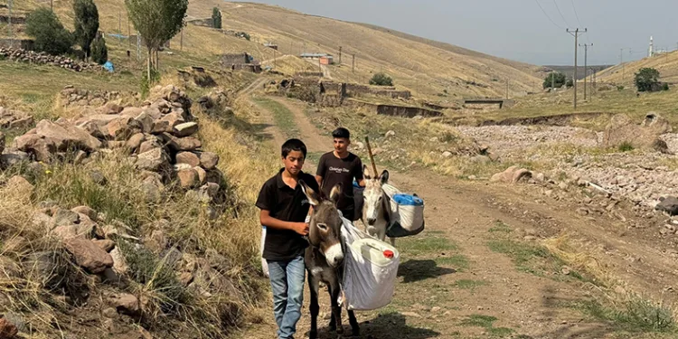 Iğdırlı çocukların su taşıma çilesi