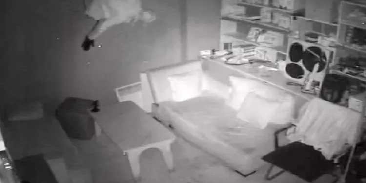 Havalandırma camından girerek 22 telefon çaldı