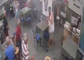 Rahat tavırlarıyla kahvehaneye girip, işletmeciyi bıçakladı