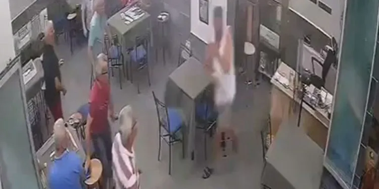 Rahat tavırlarıyla kahvehaneye girip, işletmeciyi bıçakladı