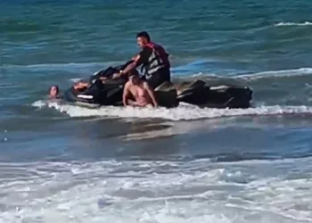 Yasağa rağmen denize girdi