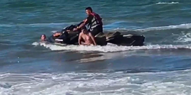 Yasağa rağmen denize girdi