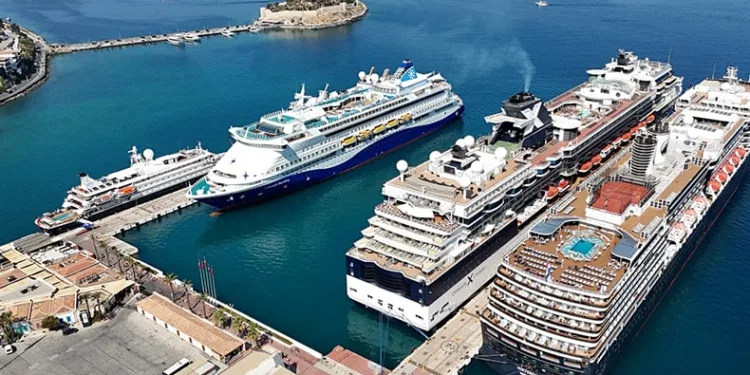 Kuşadası’na 5 kruvaziyer gemisi birden yanaştı