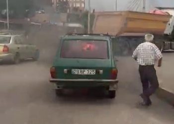 Seyir halindeki otomobil alev aldı