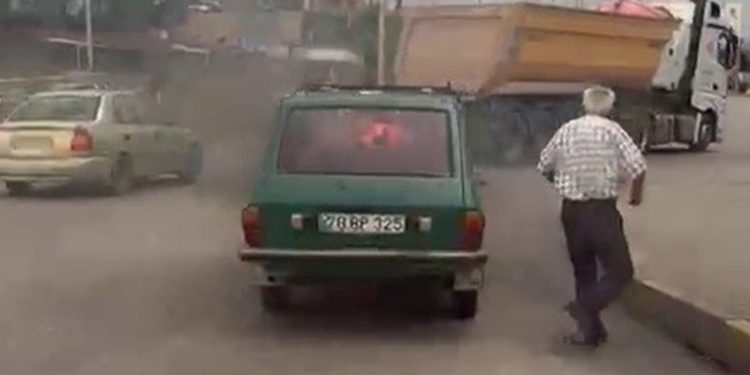 Seyir halindeki otomobil alev aldı