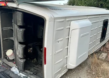 Minibüsle traktör çarpıştı, 15 kişi yaralandı