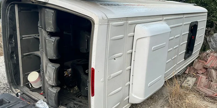 Minibüsle traktör çarpıştı, 15 kişi yaralandı