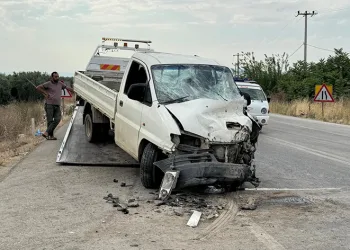 Yola kontrolsüz çıkan tır kamyonete çarptı
