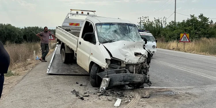 Yola kontrolsüz çıkan tır kamyonete çarptı