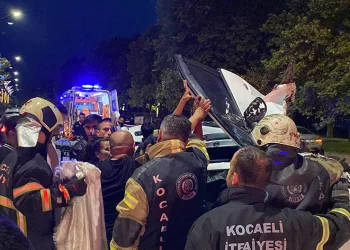 Yan yatan otomobilden cam kesilerek kurtarıldı