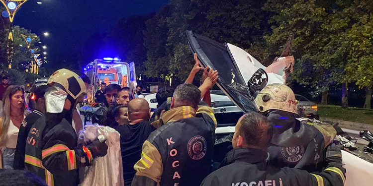 Yan yatan otomobilden cam kesilerek kurtarıldı