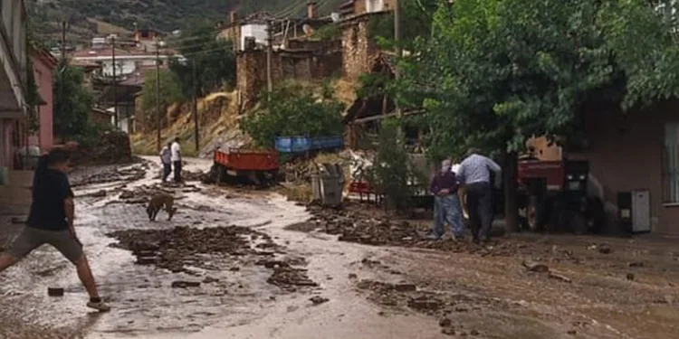 Karacasu’yu sel vurdu, ekipler teyakkuza geçti