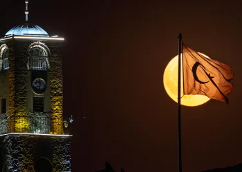 ‘Süper Ay’ görsel şölen oluşturdu