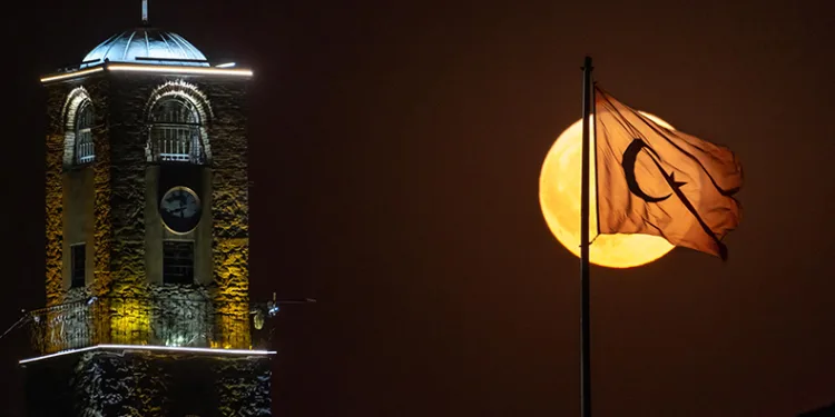 ‘Süper Ay’ görsel şölen oluşturdu