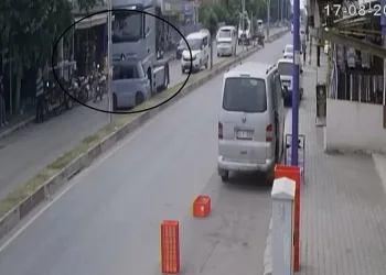 Tır, mini aracı oyuncak araba gibi sürükledi