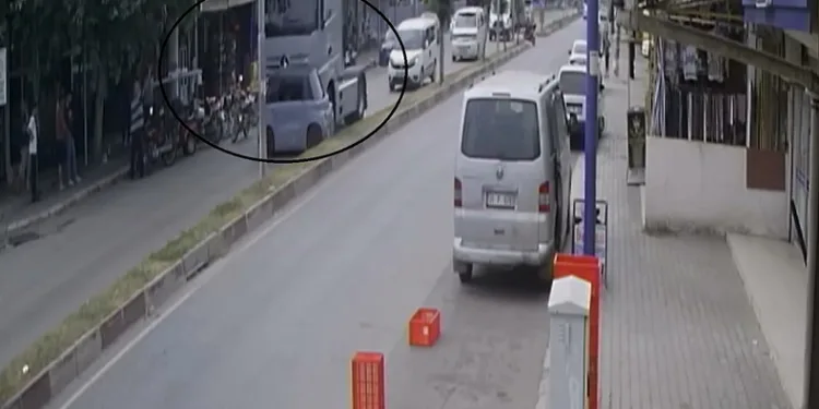 Tır, mini aracı oyuncak araba gibi sürükledi