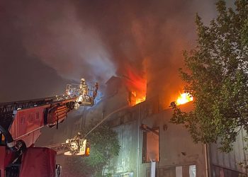 Bağcılar’da 5 katlı fabrika alevlere teslim oldu