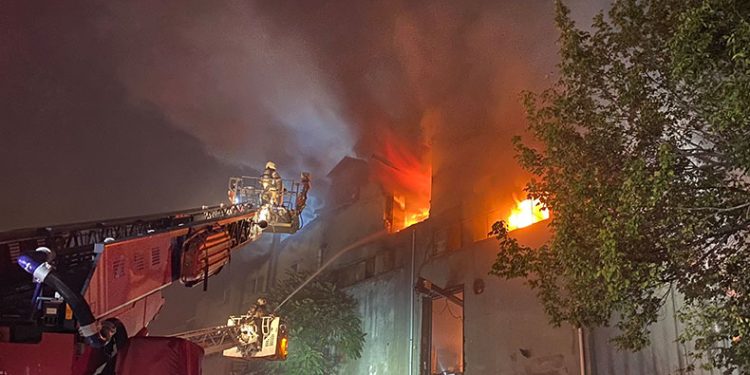 Bağcılar’da 5 katlı fabrika alevlere teslim oldu