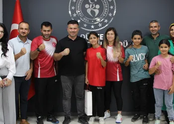 Başarılı sporcuya hediye verdi