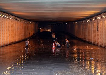Bahçelievler Recep Yazıcıoğlu altgeçidini su bastı araçlar mahsur kaldı