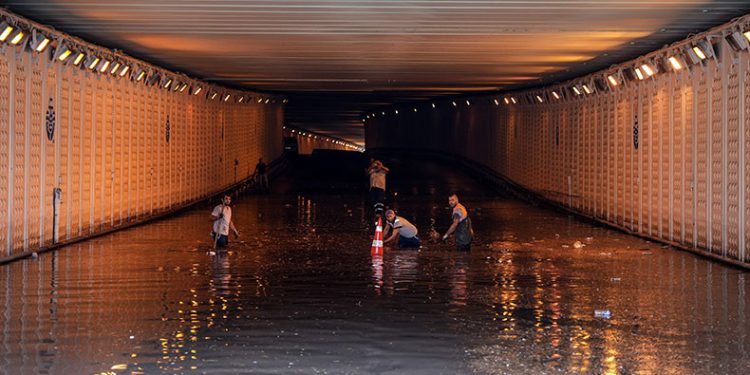 Bahçelievler Recep Yazıcıoğlu altgeçidini su bastı araçlar mahsur kaldı