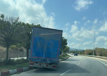 Direksiyon başında fenalaşan sürücü orta refüje çıktı