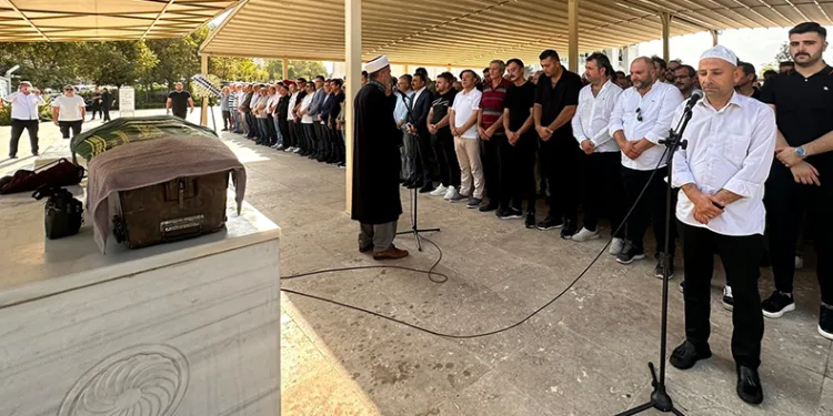 Köksal Toptan’ın kız kardeşi Semra Tuna son yolculuğuna uğurlandı