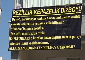 Astığı pankartlarla isyan etti