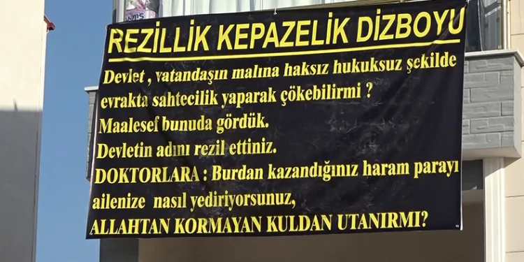 Astığı pankartlarla isyan etti