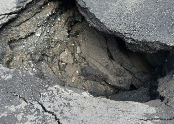 Sarıyer’de yolda çökme meydana geldi