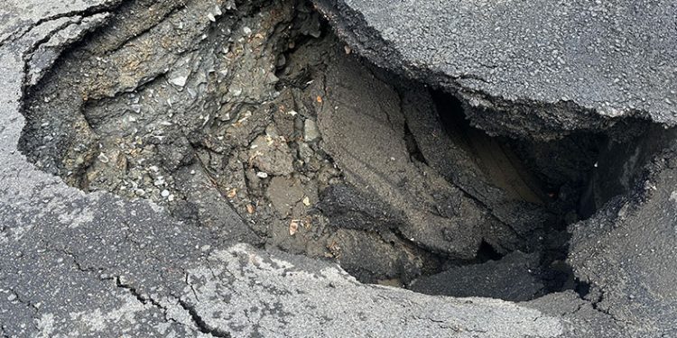 Sarıyer’de yolda çökme meydana geldi