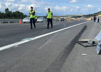 Tırla çarpışan aracın kapısı koptu: Yolcu yola düştü