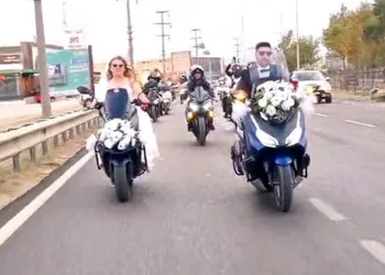 Motosiklet tutkunu çiftin konvoyu